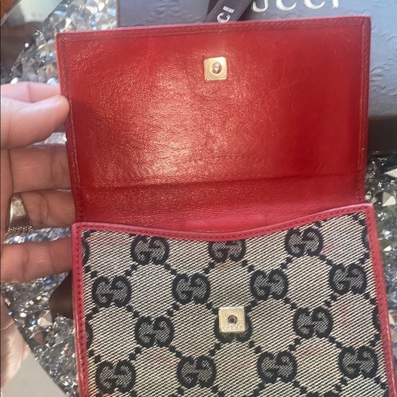 Gucci Red and Black Wallet Luxurious Design - Picture 8 of 13